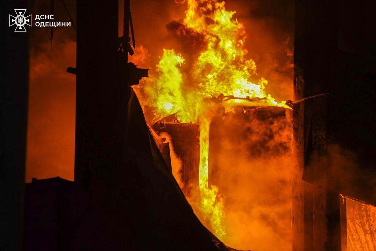 Під час атаки на Одесу постраждали 4 особи, частина міста без світла — фото 3