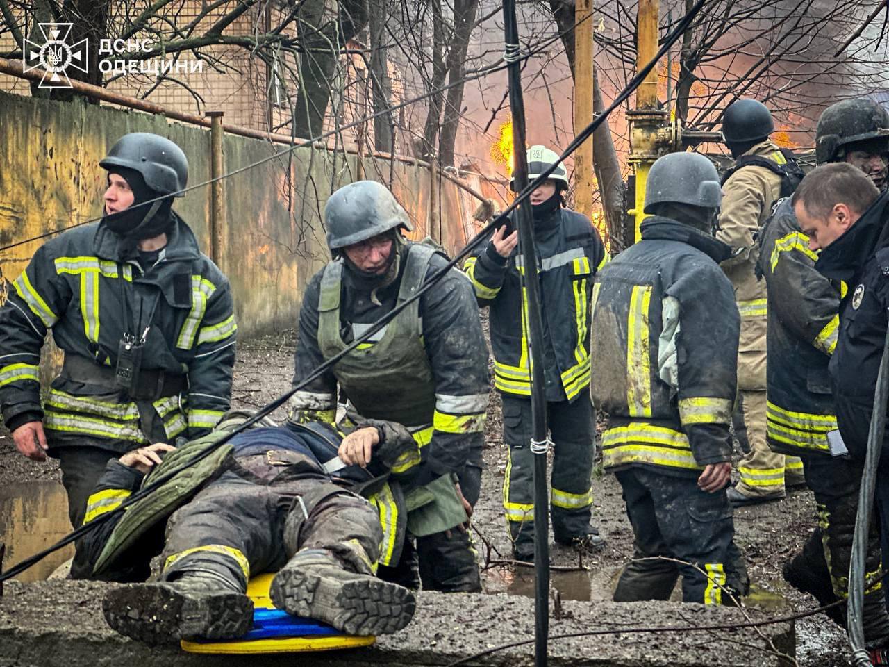 Рятувальники показали моторошні кадри після удару балістикою по Одесі — фото
