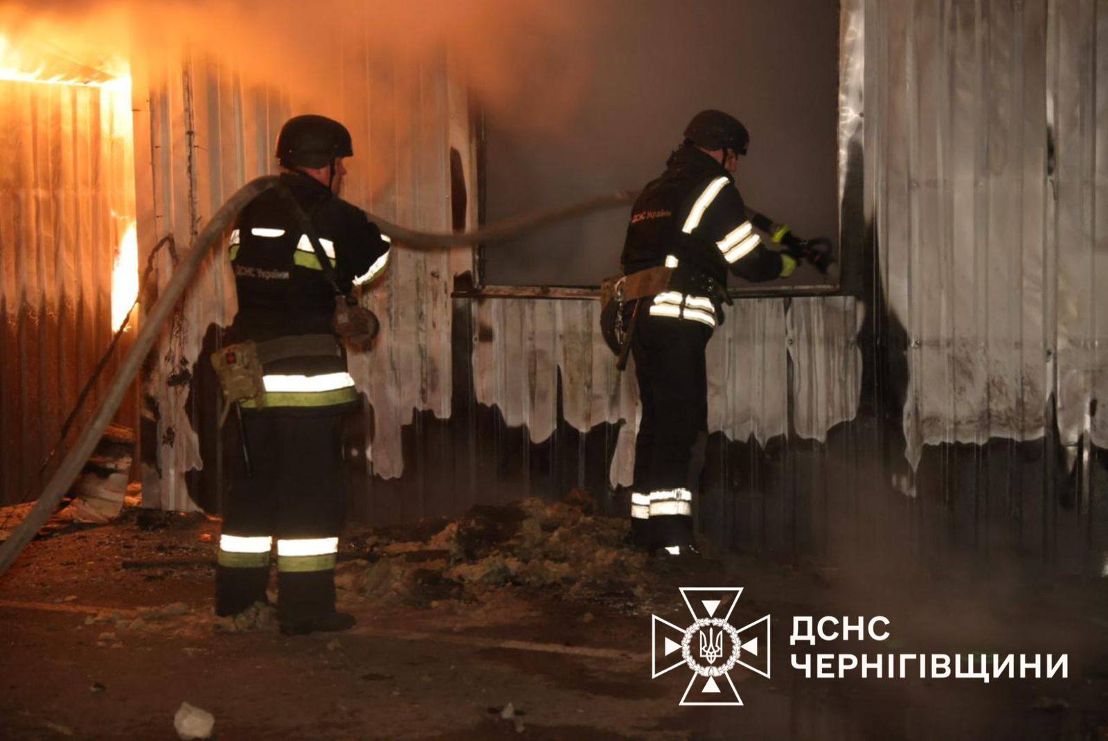 Россия нанесла удары по Нежину: ранены трое людей, повреждена ”Новая почта”, жилой дом, магазин — фото 13