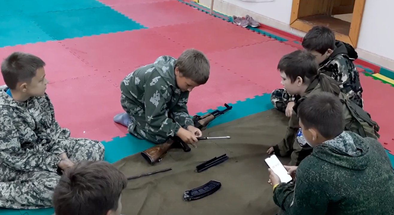 Росія вчить дітей убивати на кордоні з Норвегією: фото — фото