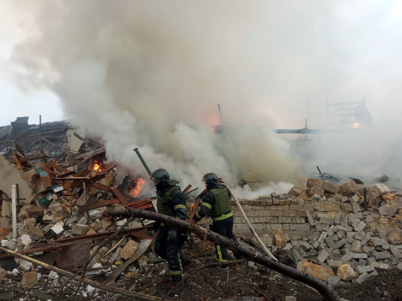 Росія вдарила ракетою по приватному сектору в Одесі: фото — фото 1