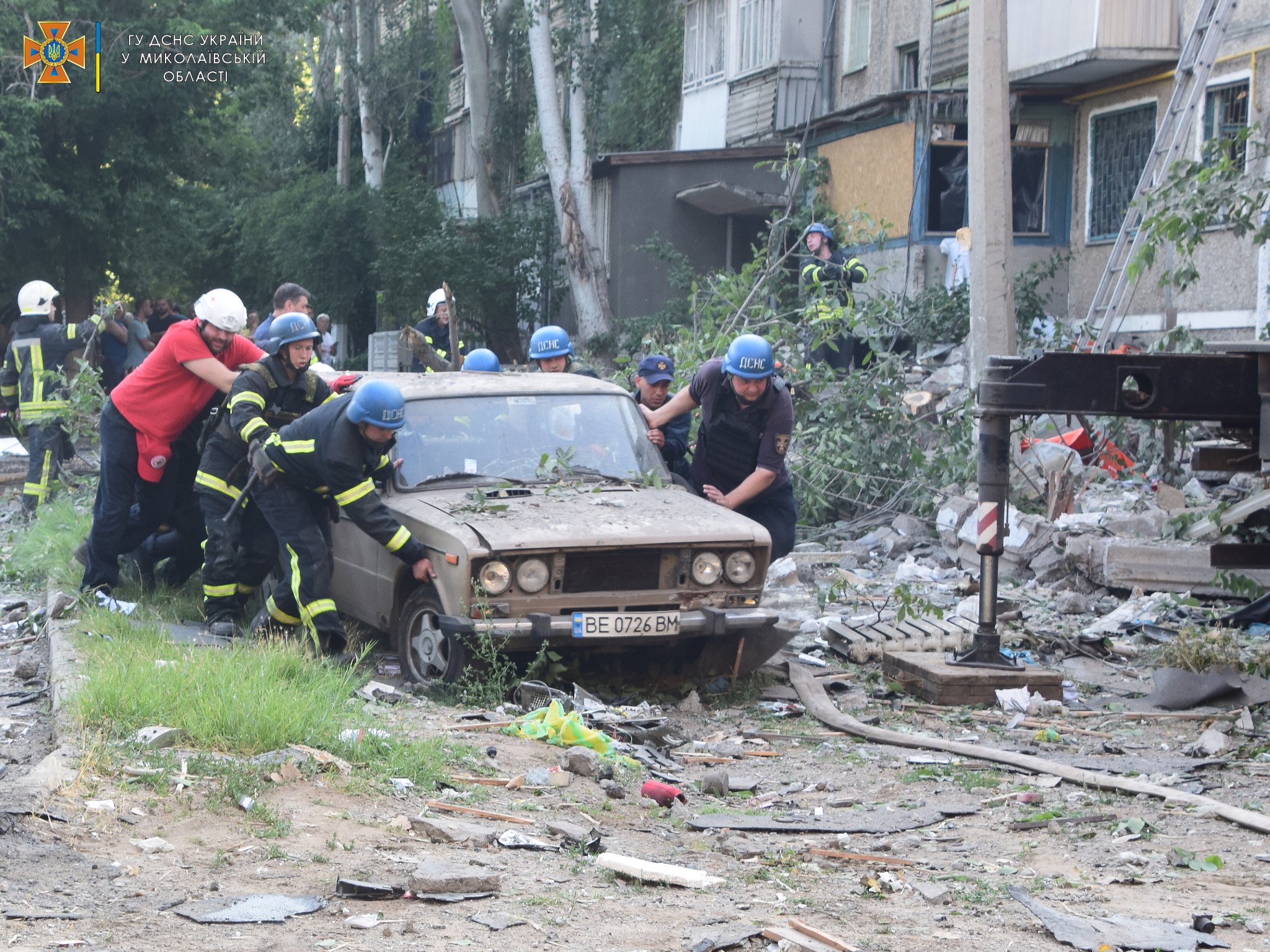 Ракетный удар по жилому дому в Николаеве: число жертв растет (фото, видео) — фото 8