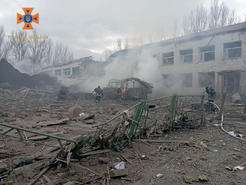 Оккупанты авиаударом уничтожили гимназию в Орехове: фото — фото