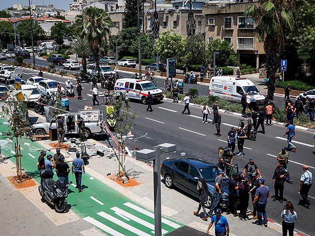 У Тель-Авіві водій протаранив групу людей, а потім порізав гострим предметом — фото