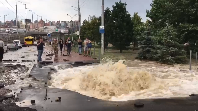 Столб воды на несколько метров: в Киеве произошел мощный прорыв трубопровода (видео) — фото 1