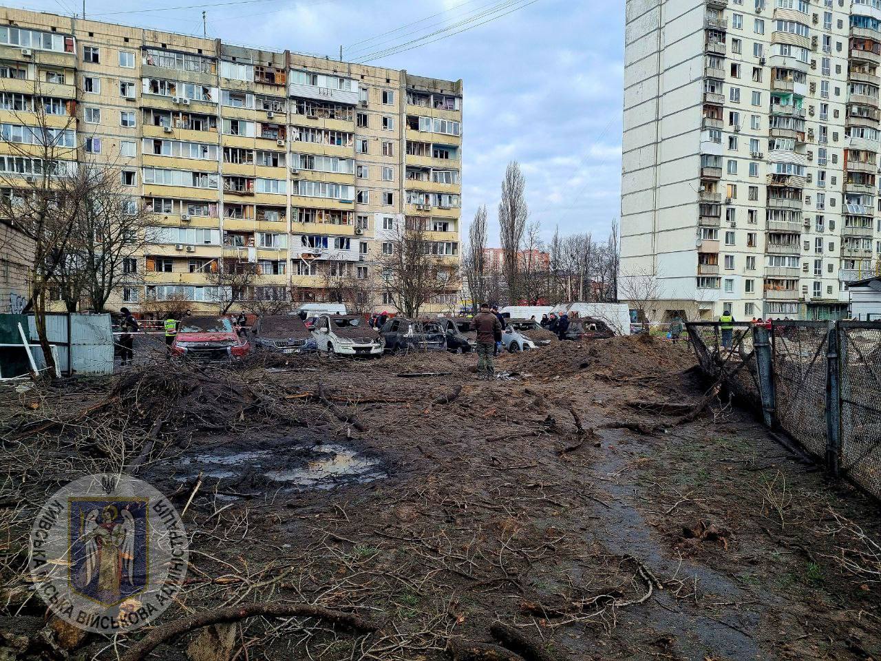 З'явились фото наслідків ракетної атаки на Київ — фото