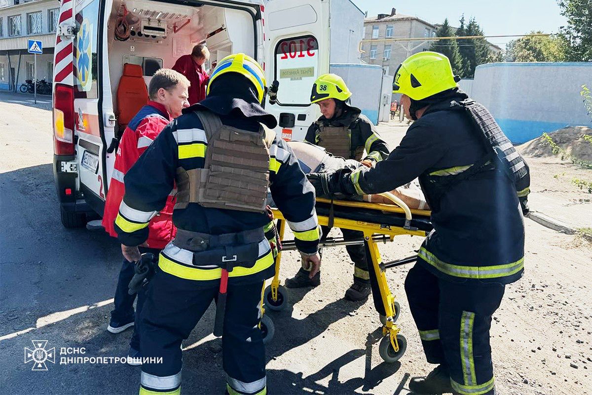 Спасатели показали последствия обстрела Павлограда: число раненых выросло до 40 — фото 1