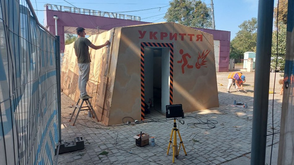 У Харкові встановили першу зупинку-укриття (фото, відео) — фото 1