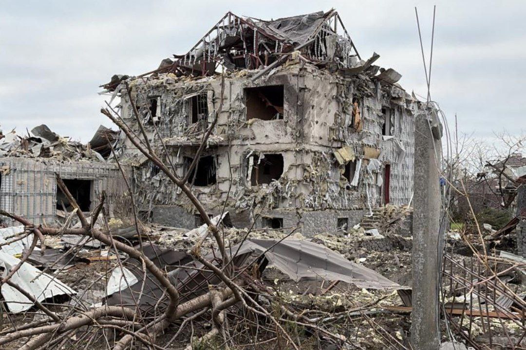 Три человека пострадали в результате российской атаки в Днепровском районе — фото 4