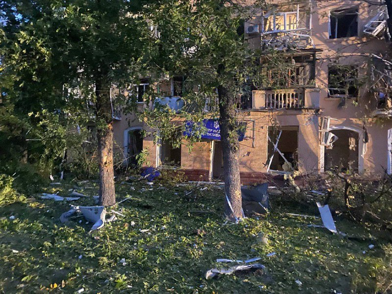 Россияне обстреляли жилой дом в Запорожье: есть погибший, 9 раненых — фото 2