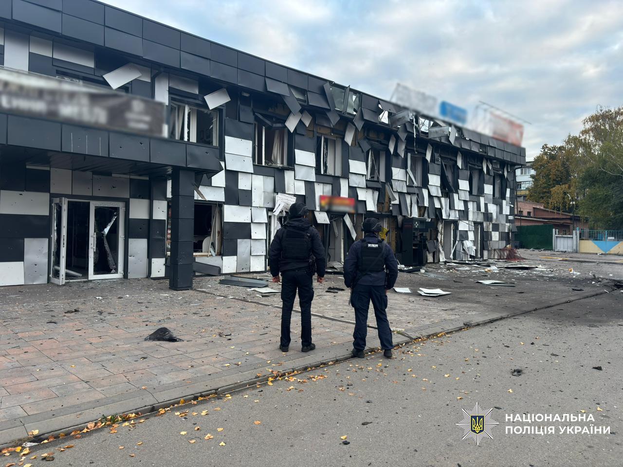 Россия нанесла удары по Нежину: ранены трое людей, повреждена ”Новая почта”, жилой дом, магазин — фото 4