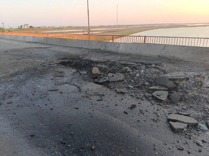 З'явилося відео з Чонгарських мостів після обстрілу — фото