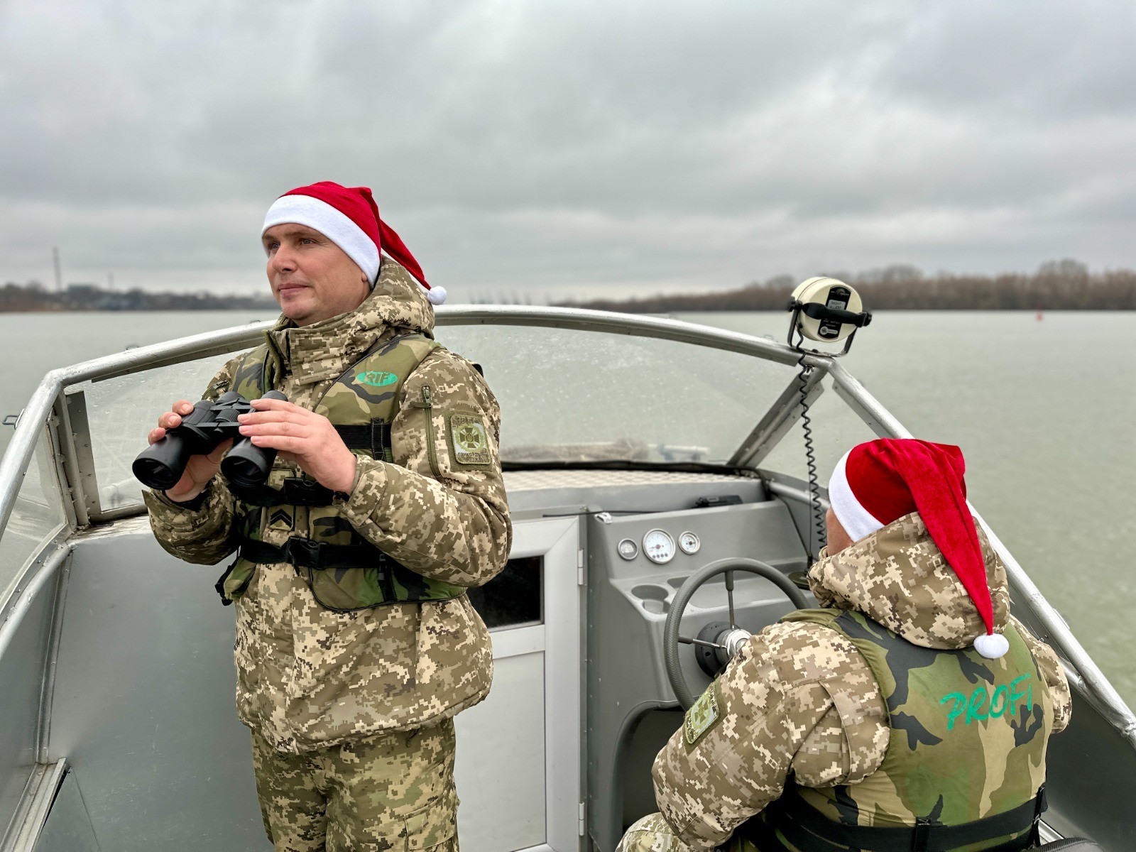 Пограничники опубликовали яркий новогодний ролик, как Санта-Клаус ”нарушает” границу — фото 15