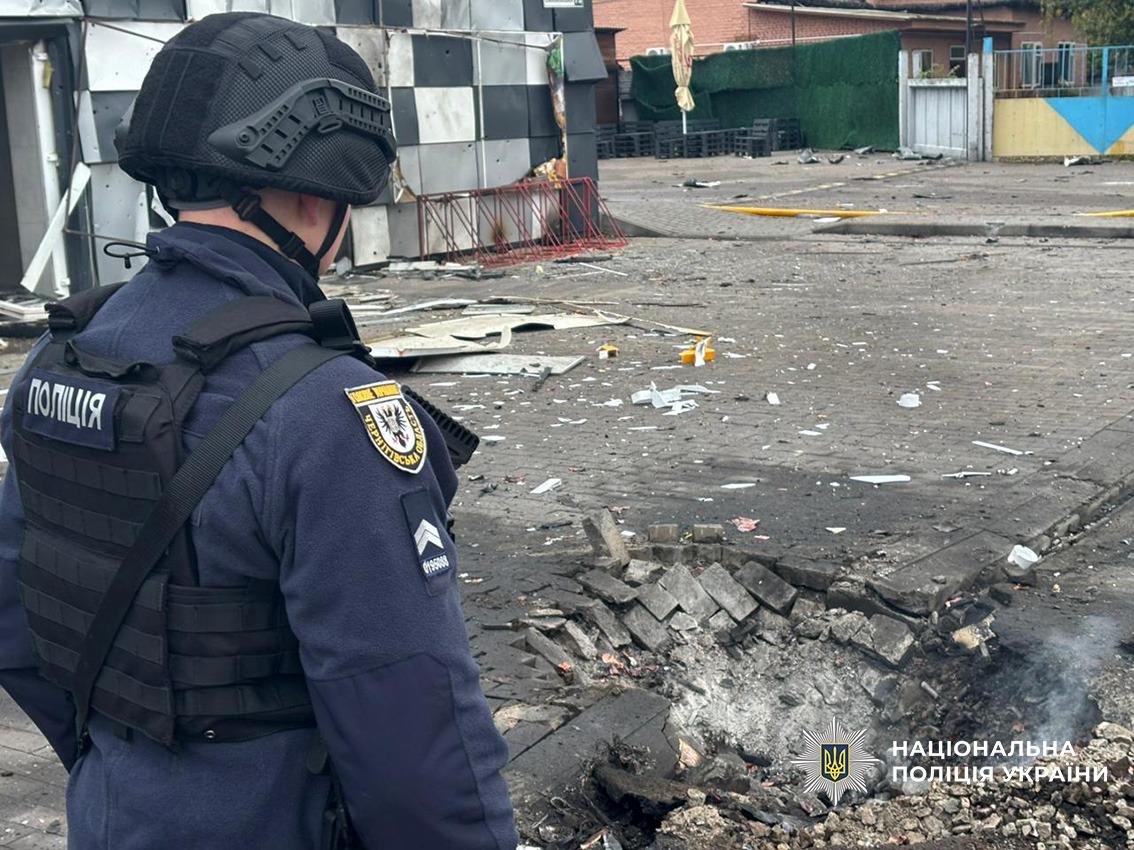 Россия нанесла удары по Нежину: ранены трое людей, повреждена ”Новая почта”, жилой дом, магазин — фото 5