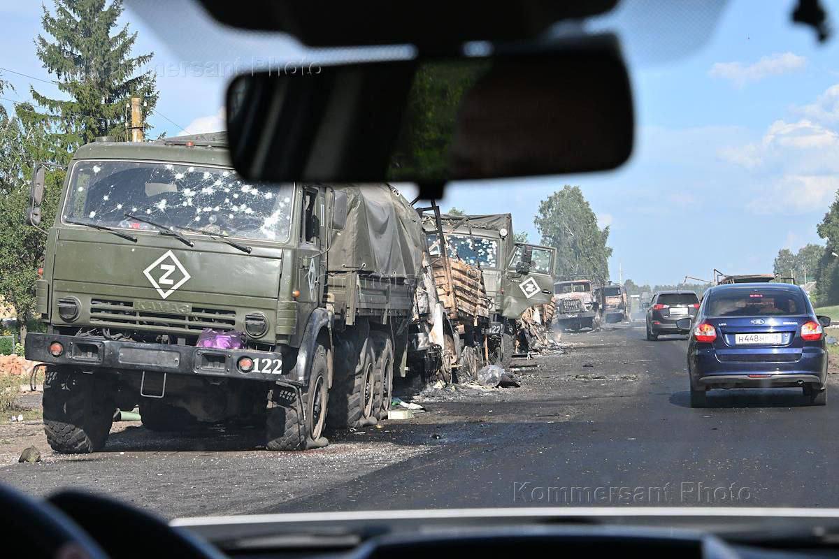 Появились жуткие фото разбитой российской военной колонны в Курской области — фото 1