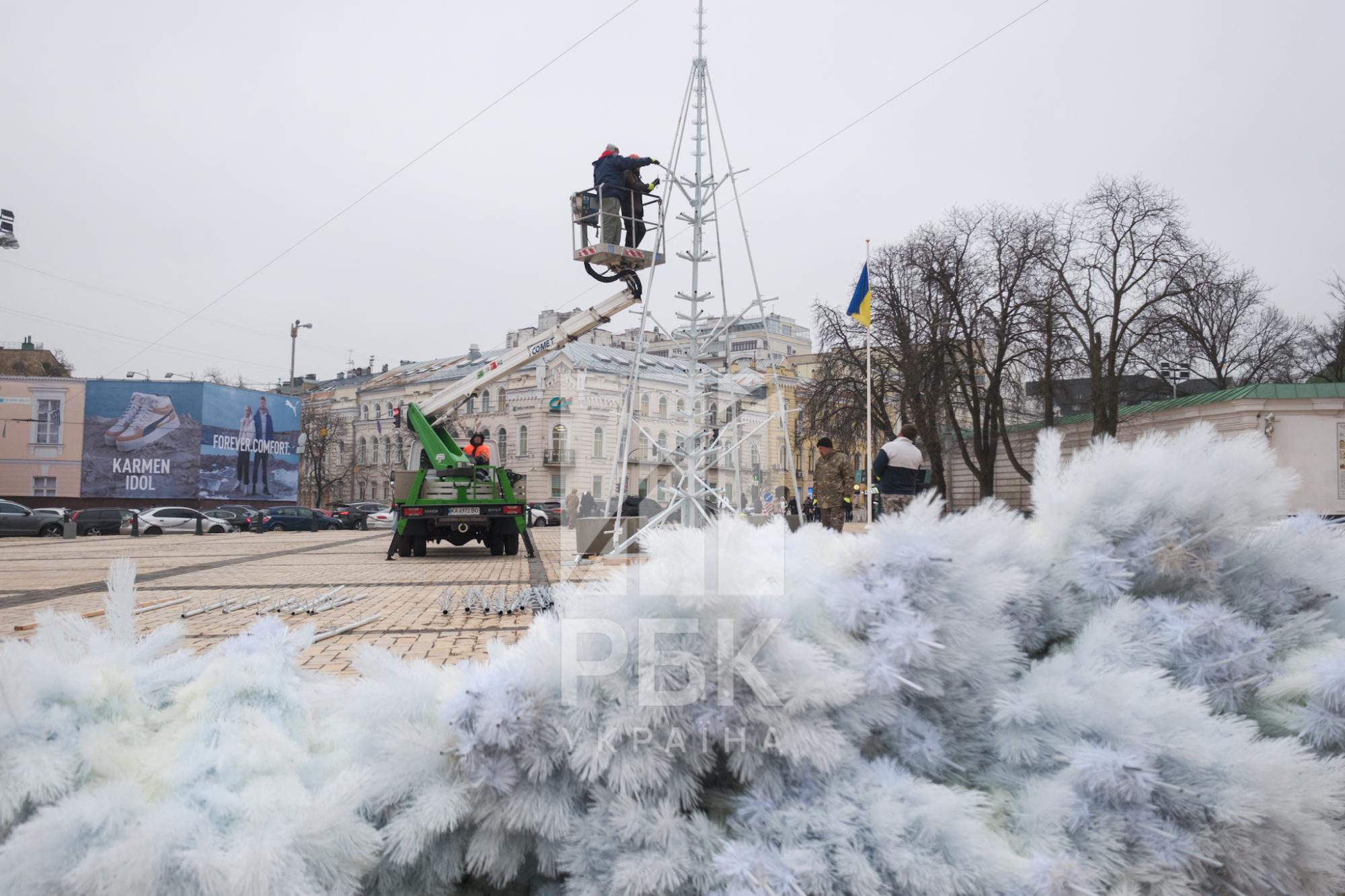 У Києві почали встановлювати головну ялинку країни: кадри — фото 3