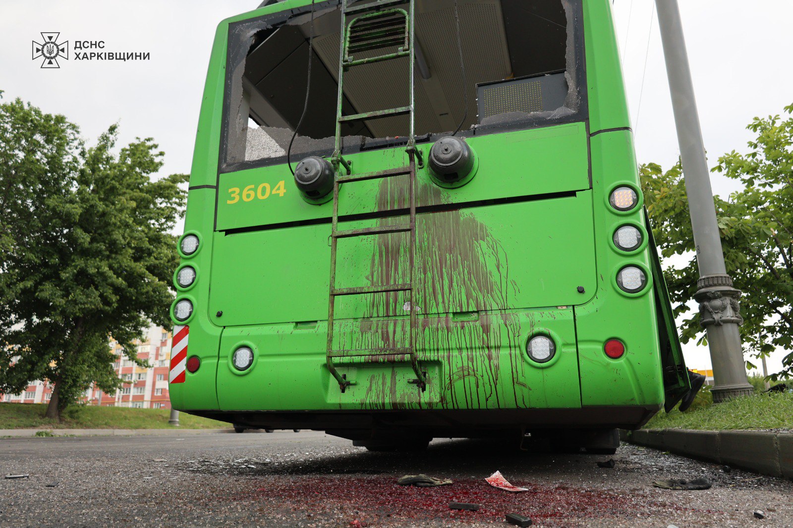 Появились кадры последствий обстрела Харькова: водителю троллейбуса ампутировало ноги — фото 3