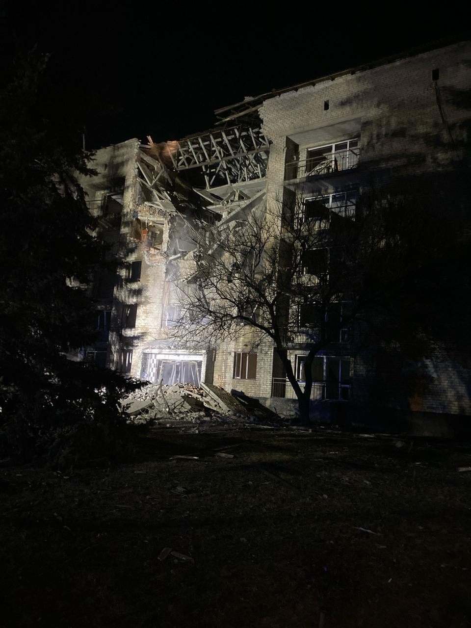 Россия ударила по дому в Покровском районе, где жили спасатели: есть раненые (фото) — фото