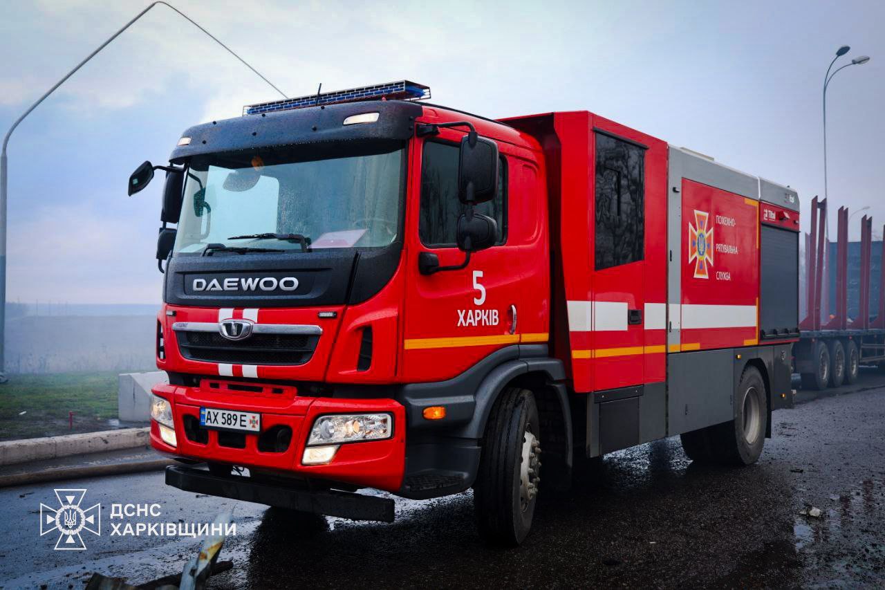 Россияне ударили по АЗС в Харьковской области: 6 человек пострадали (фото) — фото 5