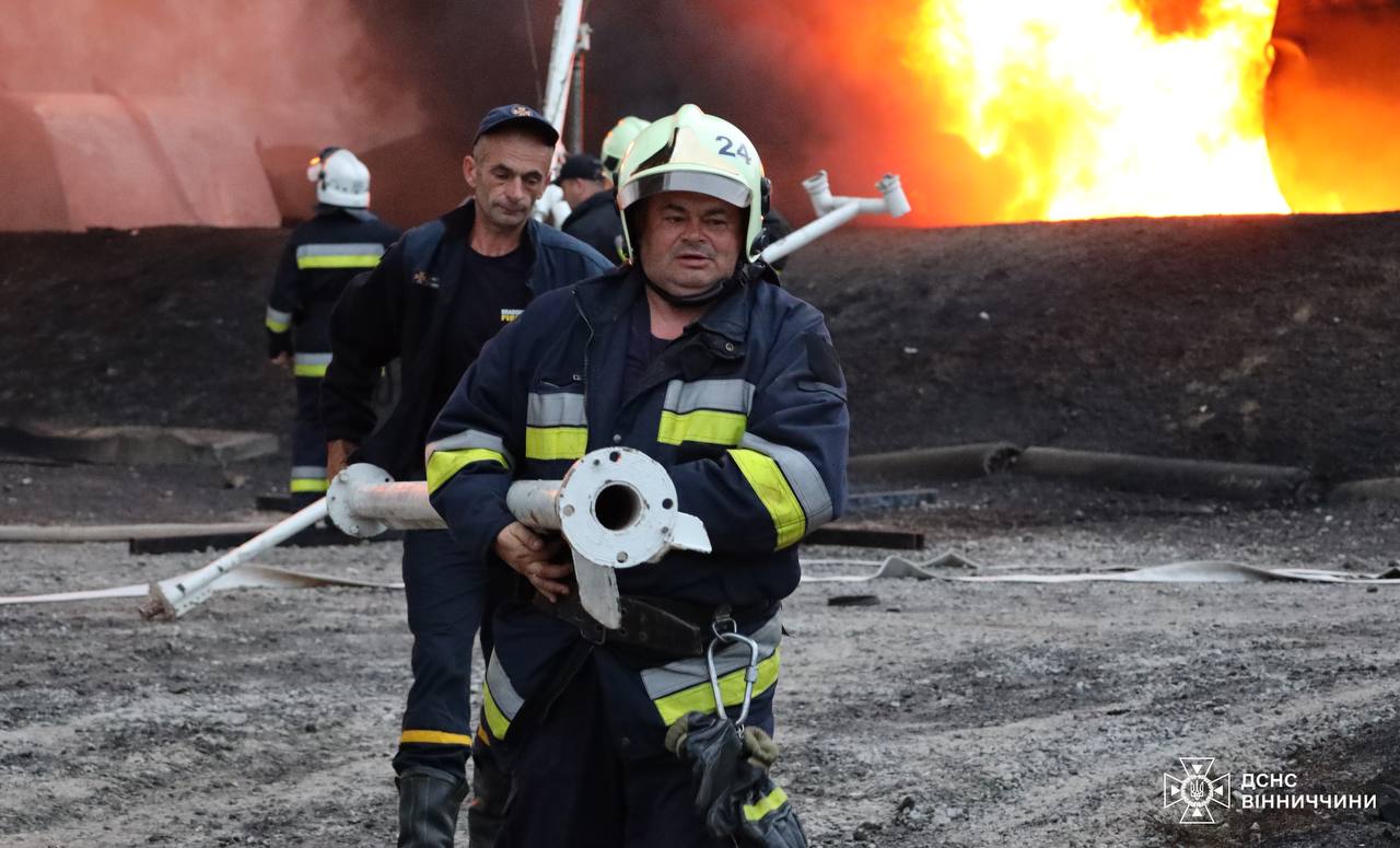 У ДСНС показали наслідки російської атаки на об'єкт критичної інфраструктури у Вінницькій області — фото