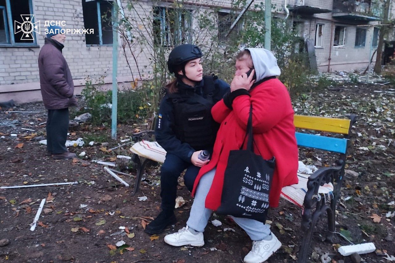 Під завалами гуртожитку у Запоріжжі перебуває 1 особа, постраждали 17: кадри з місця — фото 5 Під завалами гуртожитку у Запоріжжі перебуває 1 особа, постраждали 17: кадри з місця — фото 5