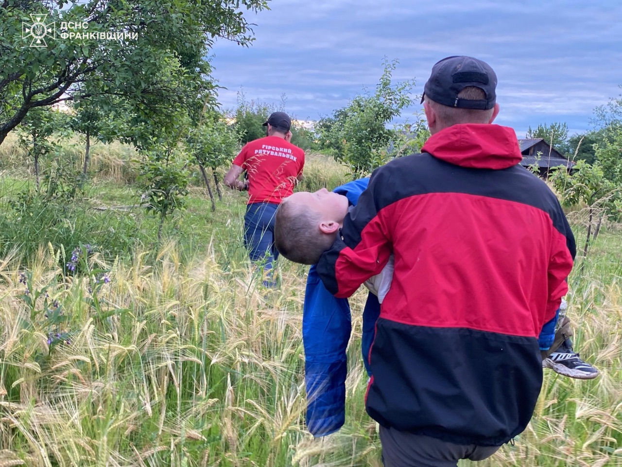 Рятувальники знайшли живим 5-річного хлопчика, якого шукали понад 3 доби на Івано-Франківщині — фото 5