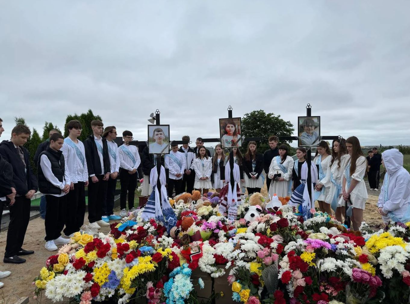 Останній дзвоник: однокласники загиблих під час обстрілу Коростишева дітей вшанували їхню пам'ять на цвинтарі — фото 2