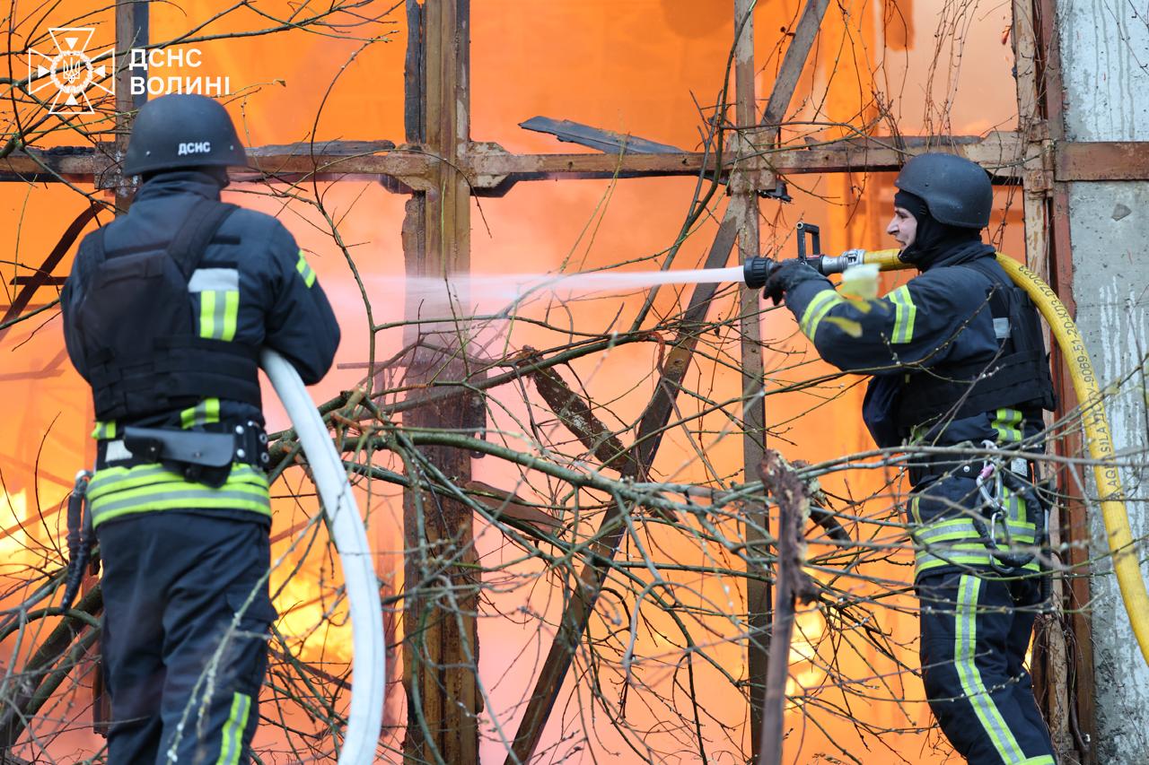 У Луцьку після російської атаки горить продуктовий склад: фото, відео — фото 1