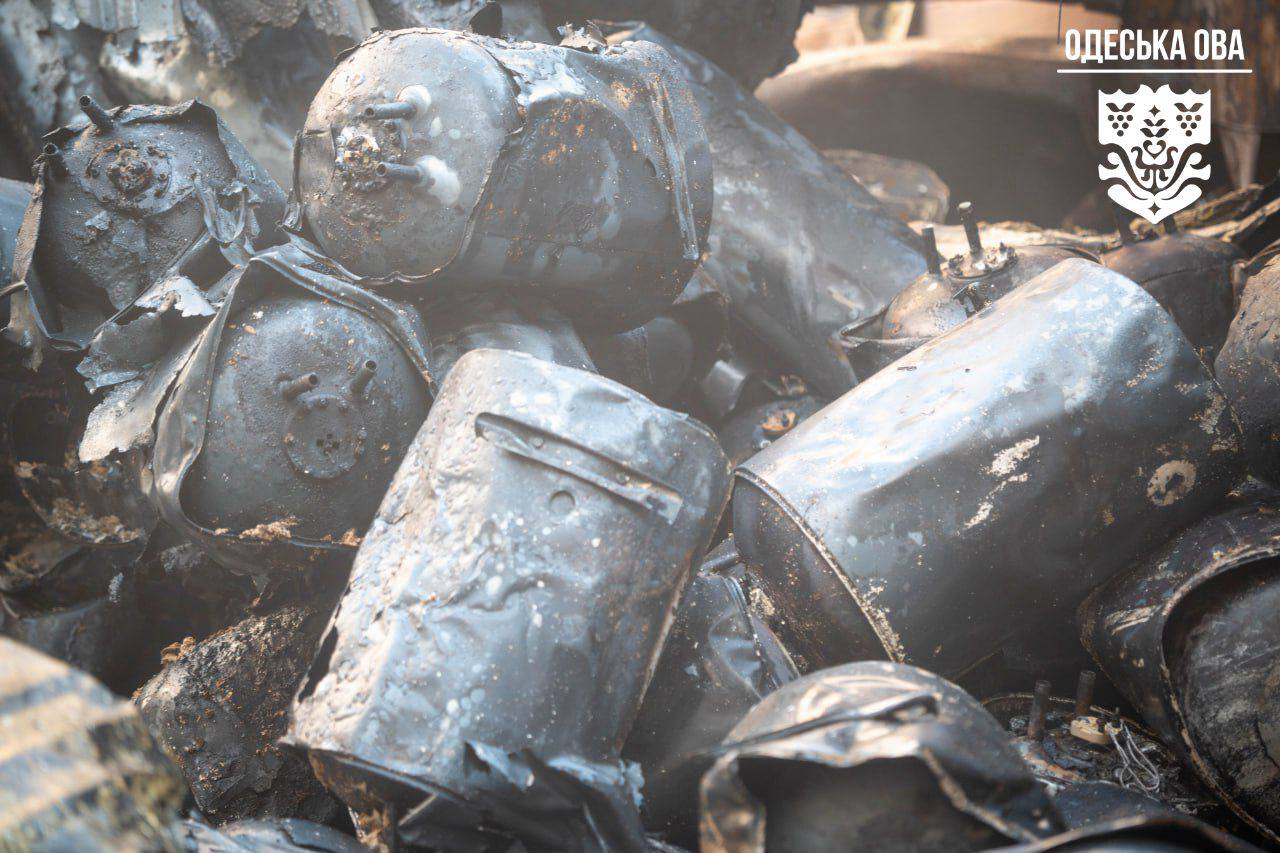Склад із бойлерами та обігрівачами згорів внаслідок російського удару по Одеській області: фото — фото 3