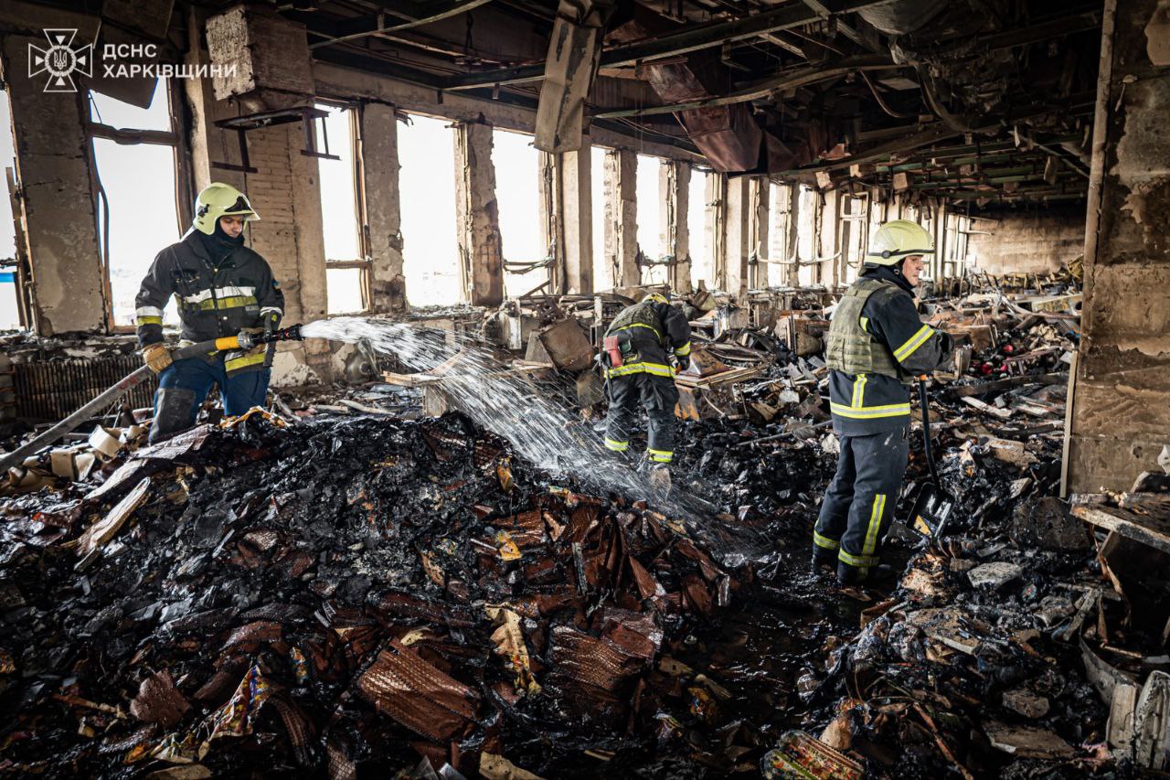 В Харькове из-за удара России дотла сгорели несколько типографий: ГСЧС показало новые фото — фото