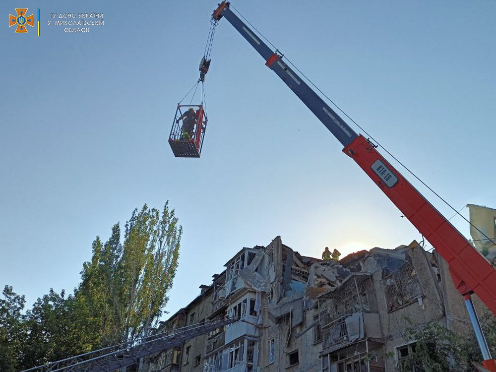 Ракетный удар по жилому дому в Николаеве: число жертв растет (фото, видео) — фото 2