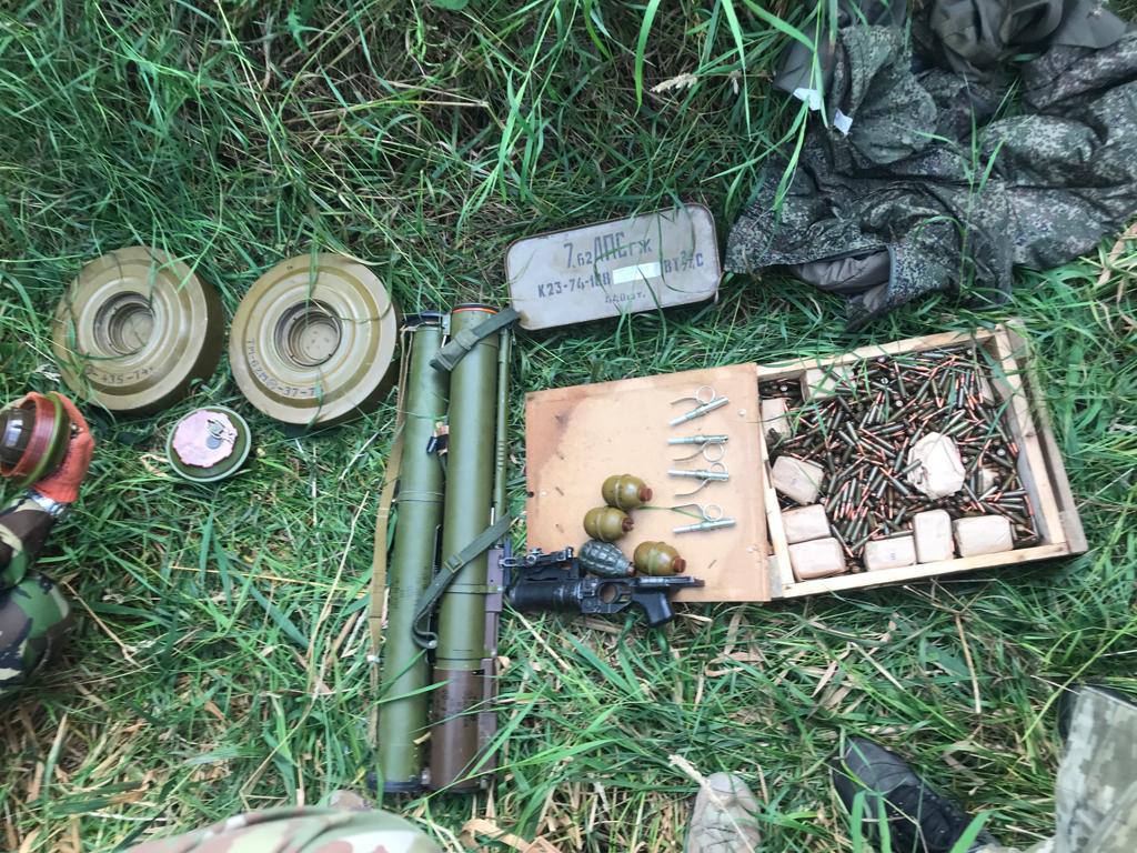 Прикордонники знайшли сховок зі зброєю на кордоні з Білоруссю — фото