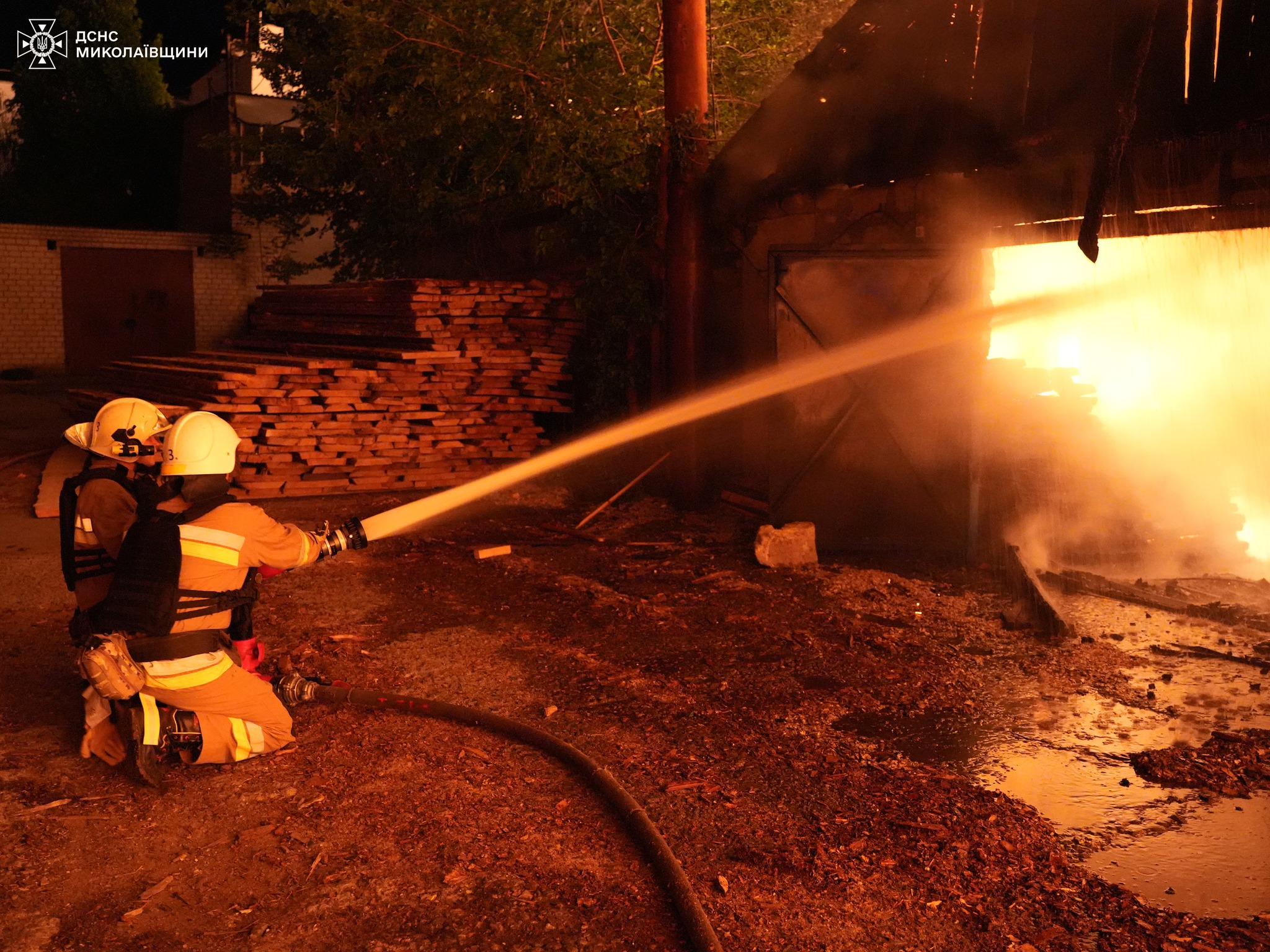 Масштабный пожар на деревообрабатывающем предприятии в Николаеве ликвидировали: кадры — фото 12