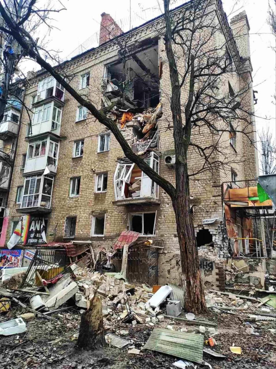 Російські військові обстріляли пожежну частину у Святогірську: один рятувальник загинув, 4 поранені — фото