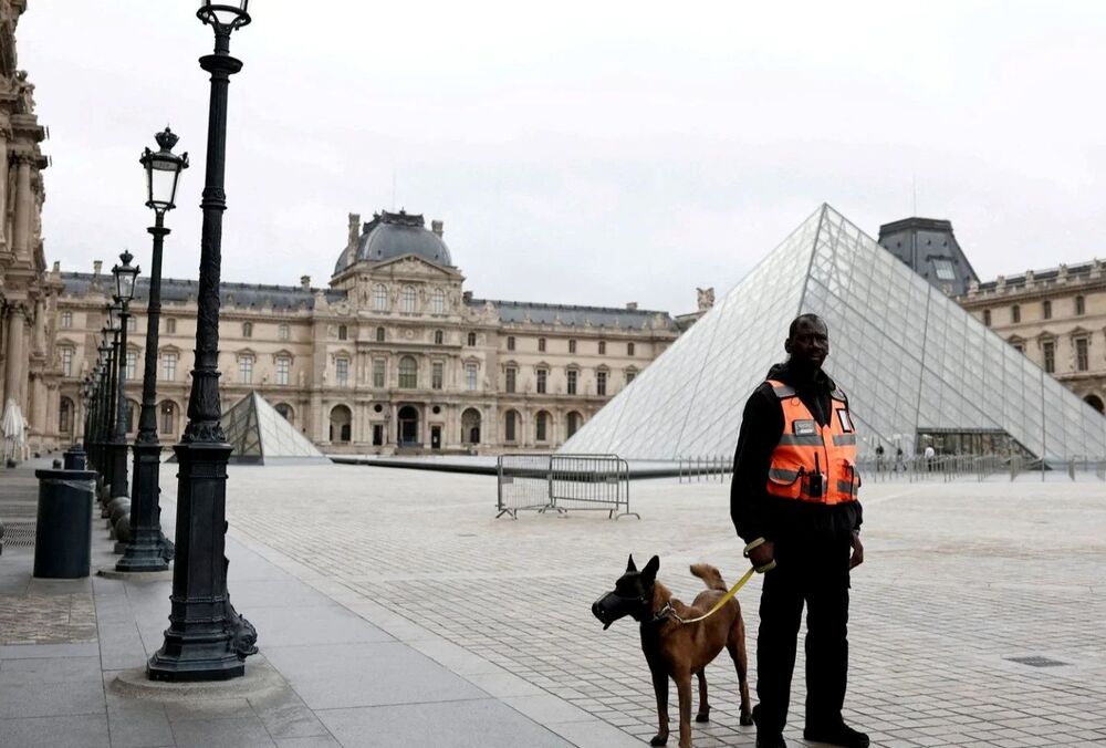 Лувр возобновил работу после масштабного ограбления