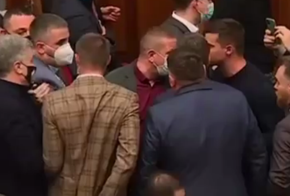 Порошенко у справі: в Раді сталася штурханина - ВІДЕО