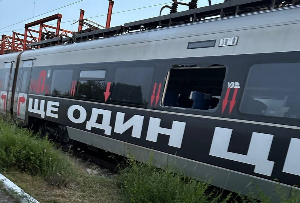 В результате российского обстрела поврежден поезд Интерсити+ с работами американской художницы Барбары Крюгер