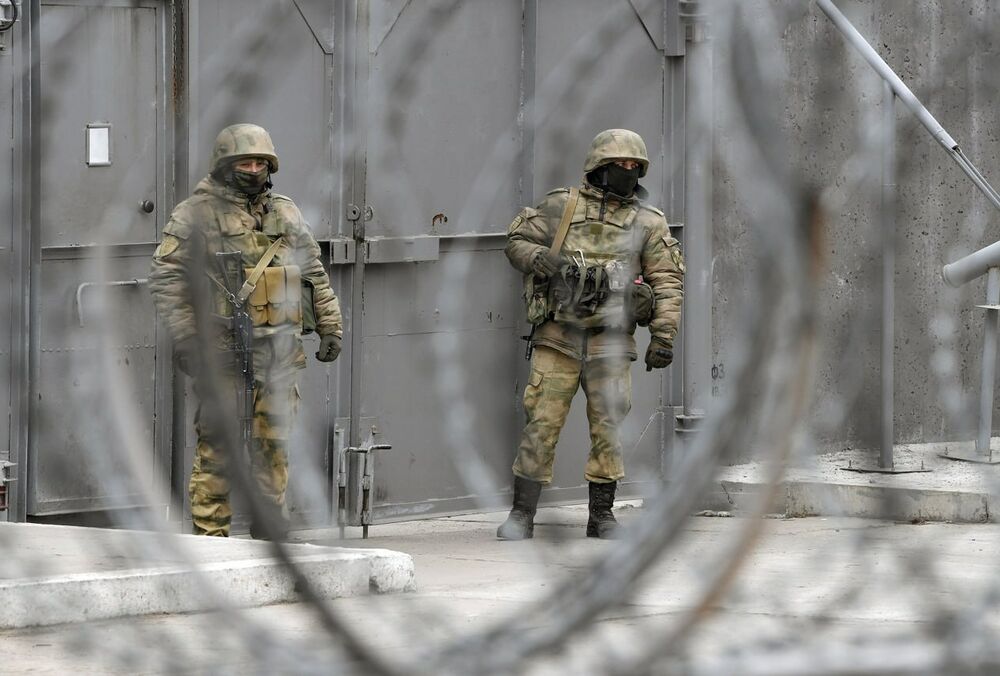 Оккупанты устанавливают дополнительное ограждение на подъезде к ЗАЭС