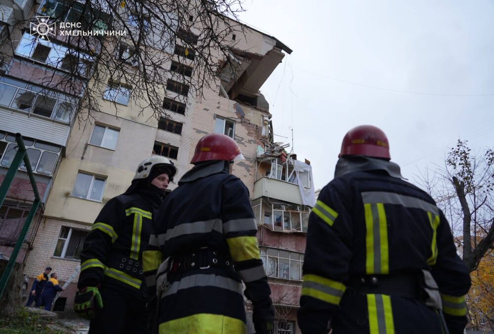 Под завалами может быть человек: спасатели показали первые фото с места взрыва в Хмельницком Под завалами может быть человек: спасатели показали первые фото с места взрыва в Хмельницком