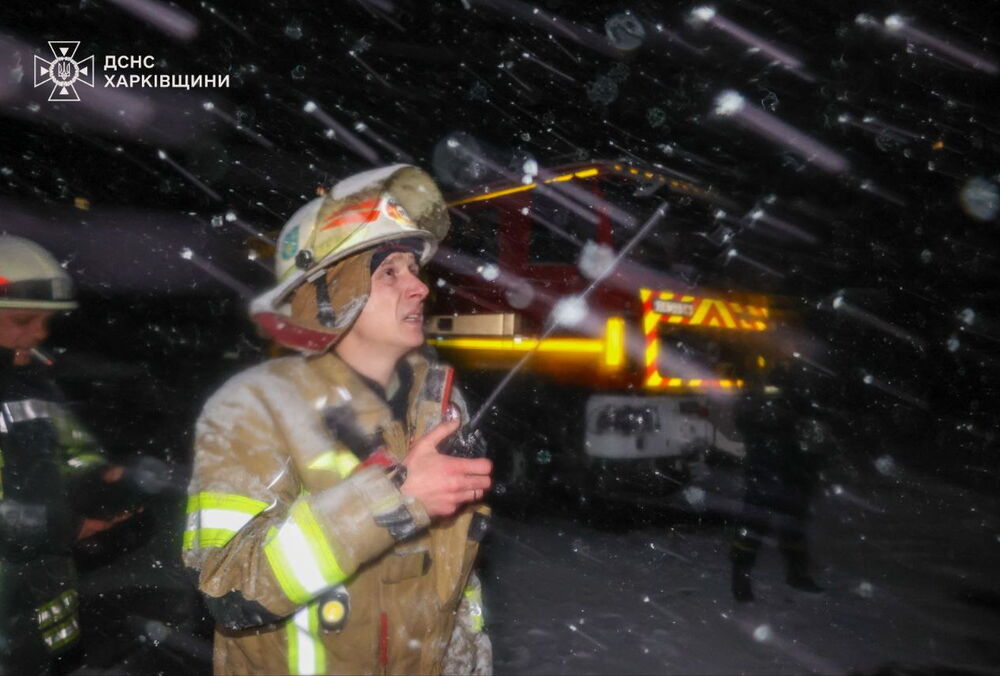 Спасатели показали фото с места прилета российского ”шахеда” по жилому дому в Харькове