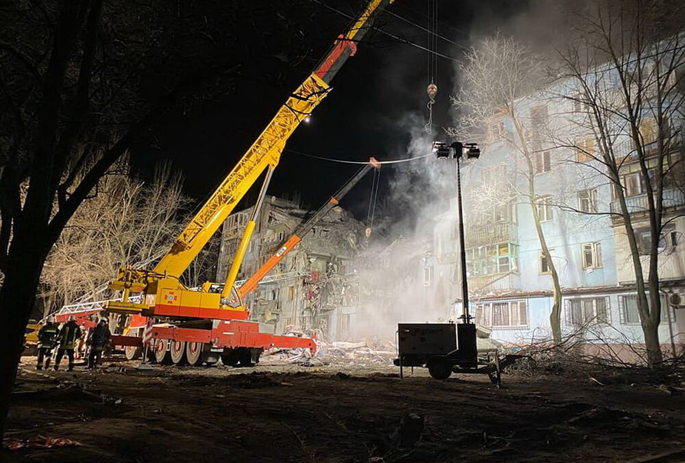 Число жертв ракетного удара по жилому дому в Запорожье выросло: видео