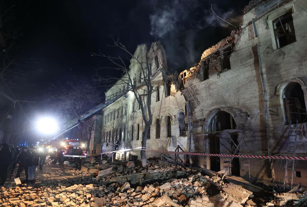 Росія ракетами С-300 вдарила по Харкову: з'явилися фото руйнувань