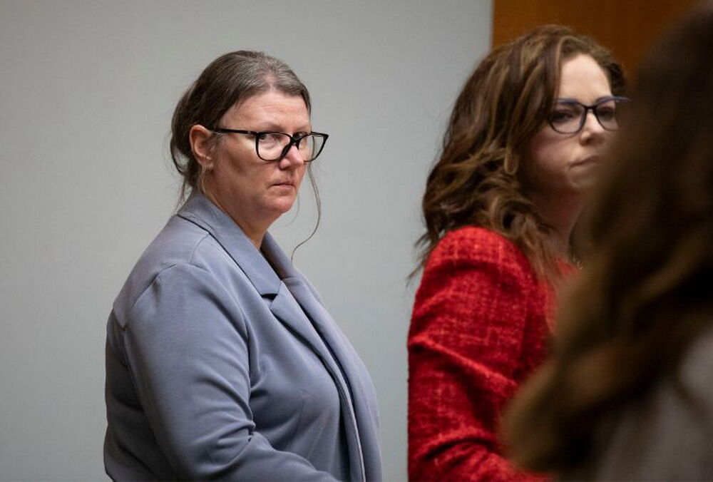 В США женщину впервые признали виновной в массовой стрельбе, которую устроил ее сын