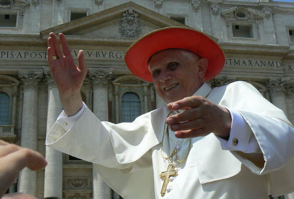 Попрощаться с Папой Римским Бенедиктом XVI в первые сутки пришли 65 тысяч человек