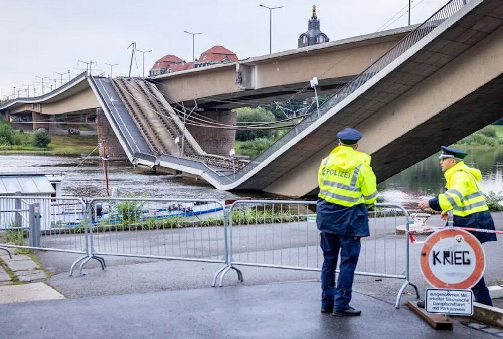 В Дрездене обрушилась часть моста через Эльбу: момент попал на видео