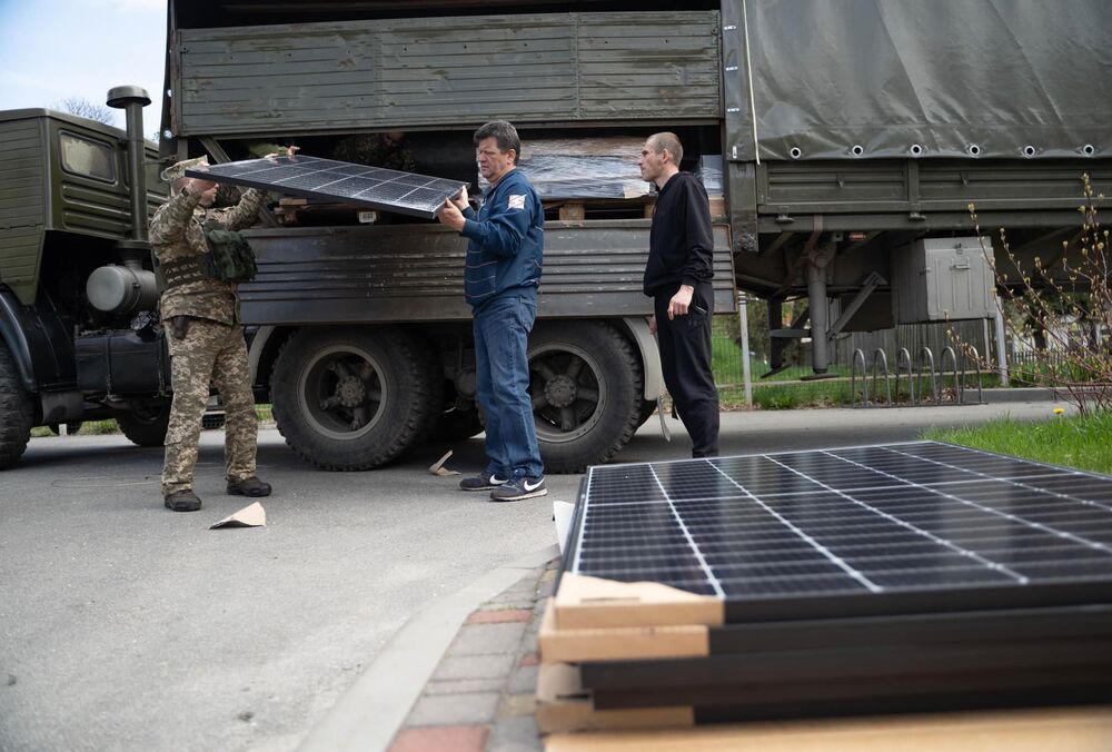 Ілон Маск передав Україні станції Tesla Powerwall