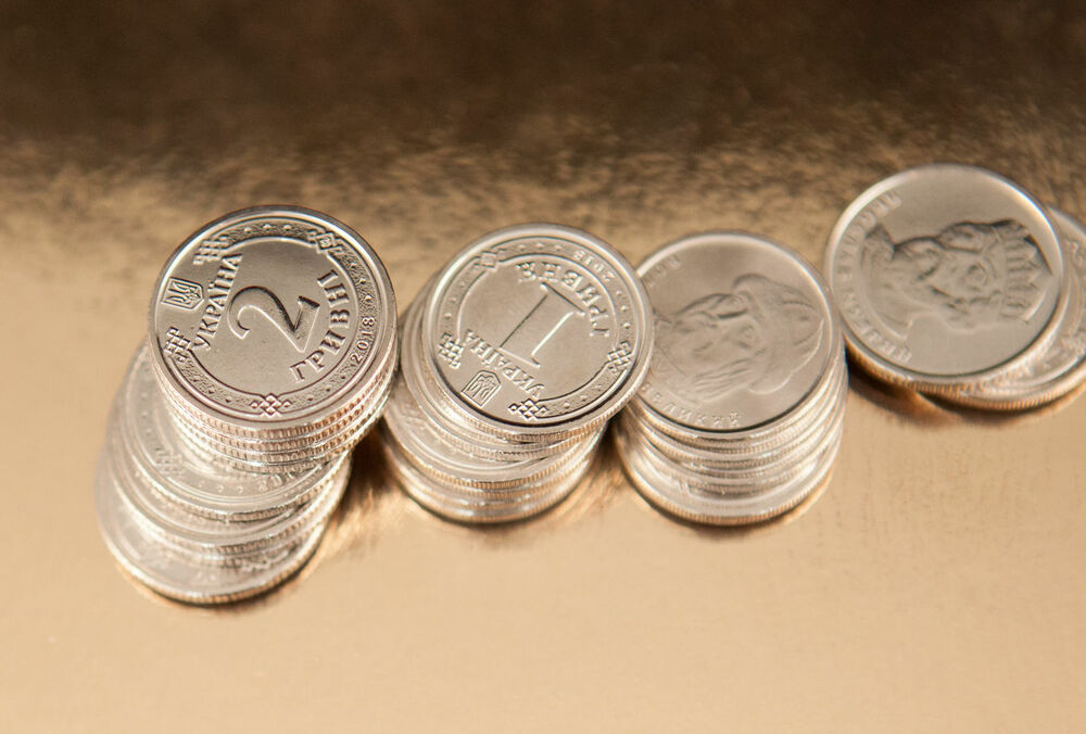 Невозможно различить: монеты 1 и 2 гривны будут выглядеть по-другому