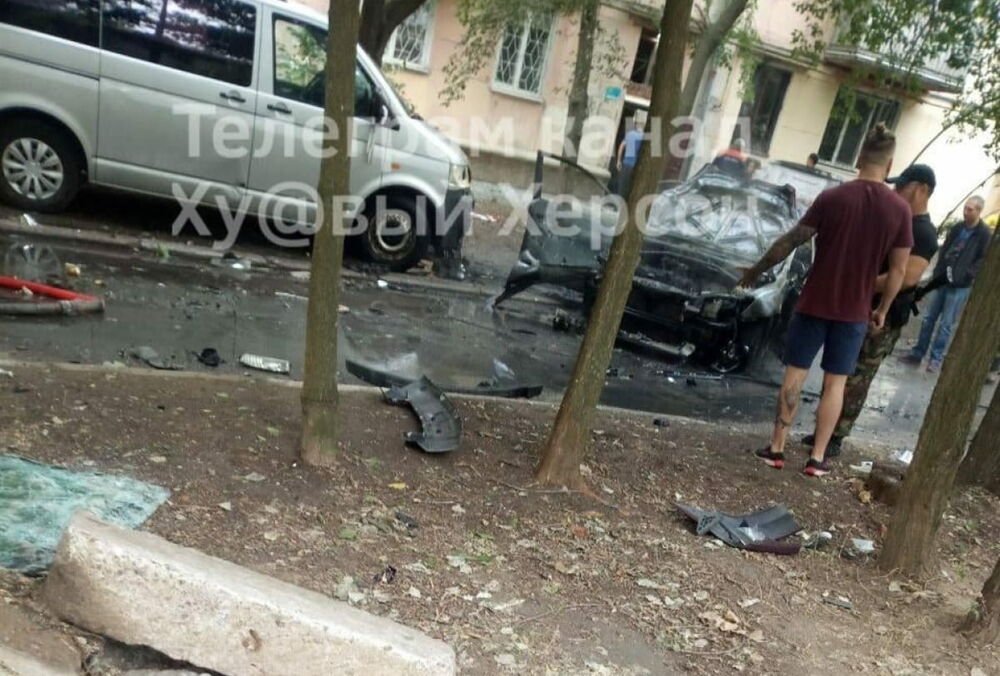 В Херсоне взорвали авто с двумя коллаборантами