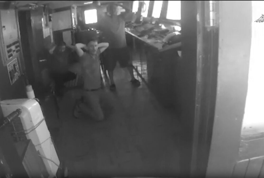 В РФ показали, как захватили сухогруз в Черном море: людей ставили на колени, угрожая оружием