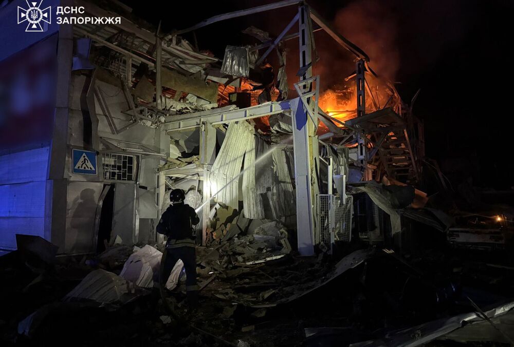 В Запорожье продолжается разбор завалов на месте прилета по АТБ